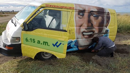 Gestrandet....Thorsten tut sein Bestes um das Witzmobil aus dem Sand zu bekommen