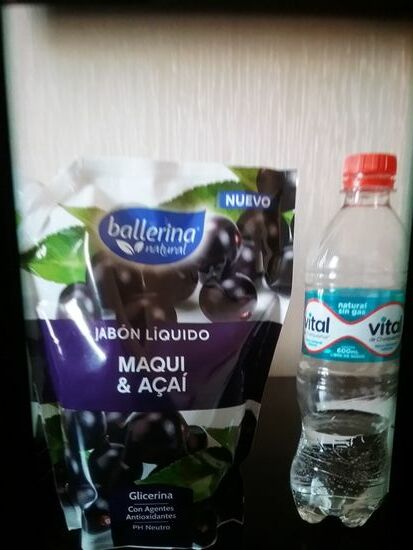 Der Grössenvergleich Duschgel zum 600ml Wasserflasche!