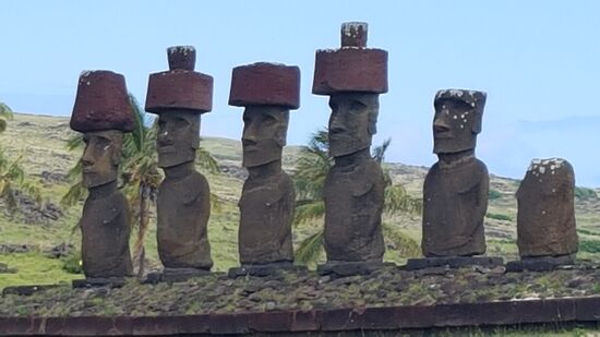 An diesem Ort kamen damals die Rapa Nuris das erste mal auf das Festland. Diese Statuten sind da. 4 Meter gross
