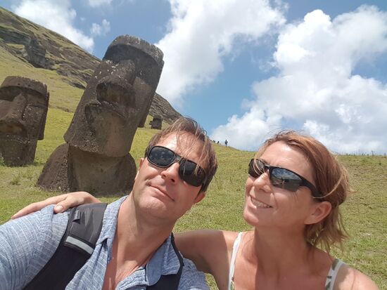 Aus dem Vulkan im Hintergrund wurden die stei Köpfe gemeißelt. Die jetzt da noch im Hintergrund stehen wurden  nie fertig gestellt.