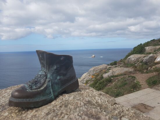 Ein Monument am Ende der Welt. Der Name ist: ein typisch deutscher Wanderschuh!