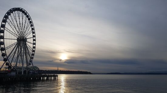 Am Pier von Seattle angekommen.
Schneebedeckte Berge, Sonne und Seelöwen erwarteten uns bereits!!!