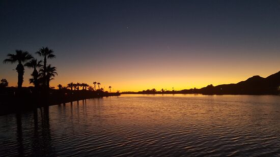 Der Colorado River rechts ist Kalifornien und links Arizona