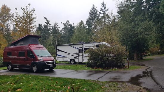 Unser Monstertruck ist doppelt so lang, wie das Auto im Vordergrund