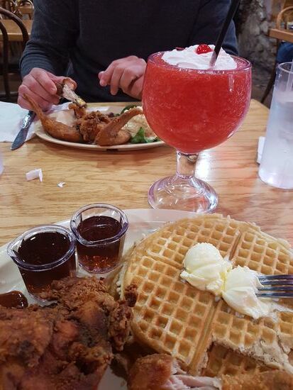 Abartig lecker!
Frische Waffeln mit Butter, Ahorn Sirup und knusprigen Hähnchen. Wenn es mal etwas im Hals stockt, dann hilft der leckere Cocktail ohne jegliche Farb und Konservierungsstoffe!
Thorsten mag es etwas weniger aufregend...Hähnchen mit Kartoffelsalat!