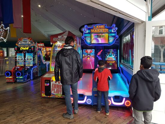 Was man alles so Unternehmen kann wenn es regnet? Wir waren in einer Spielhölle
für Kinder und spielten Basketball, Bowling und Autorennen. Unseren Gewinn von sageundschreibe von 260 Punkten, haben wir den beiden überglücklichen Kids vererbt