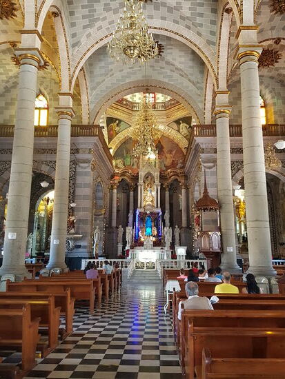 Die Kirche von Mazatlan mit Neonbeleuchtung am Altar