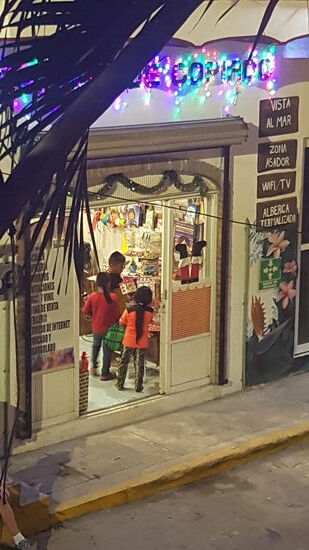 Diese verkaufstüchtigen Geschwister haben den Touris genug Krimskrams verkauft, dass sie jetzt selbst erst mal Süssigkeiten und 3 Bleistiifte einkaufen gehen. 
Wir sollten kleine Figuren kaufen, die man schön auf den Tisch stellen könnte. So das Verkaufsargument aus Kindersicht!