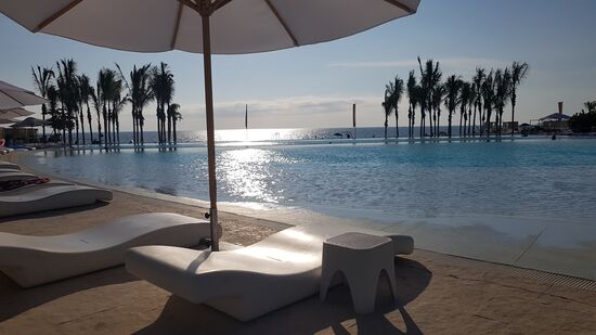 Der tooootaaaal überfüllte infinity Pool