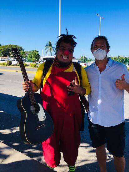 Der glückliche Clown 
Die Geschichte der Gitarre kann auf übrigens auf  Instagram   traveling_guitar01  verfolgt werden!!