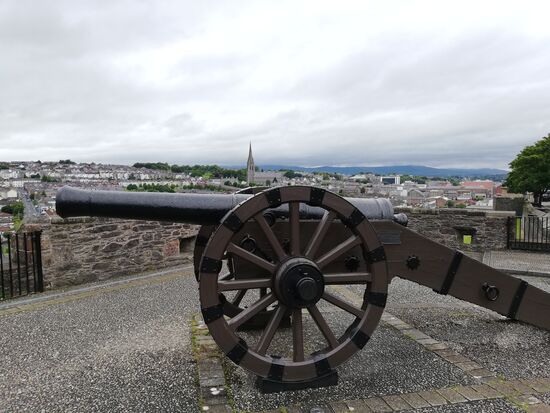 Die Festung von Derry mit Blick über die Stadt.