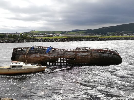 Schiffswrack am Fährhafen von Buncrana.