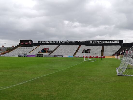 Durch ein offenes Tor bin ich bis auf den Rasen gekommen.