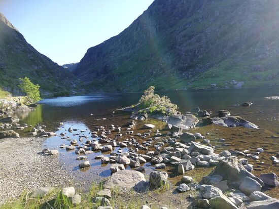 Der angenehm warme Augher Lake lädt zum schwimmen ein.
