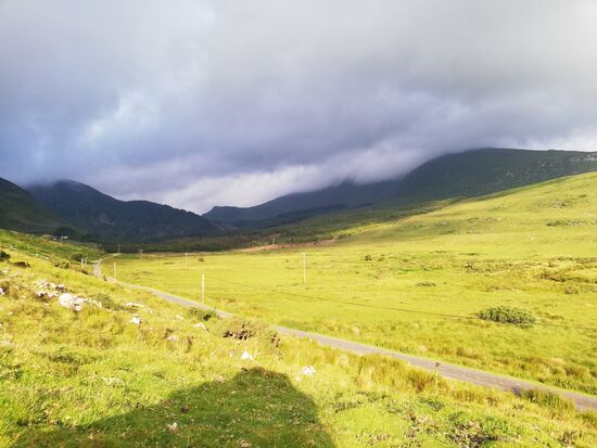 Der Blick aus dem Zelt zeigt die dunklen Wolken auf mich zukommen.