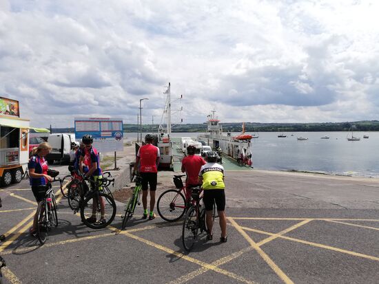Ich warte mit einer großen geführten Radgruppe auf die Fähre.