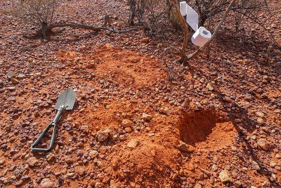 Robert war so nett und hat noch vor Einbruch der Dunkelheit Plumpsklos geschaufelt. 