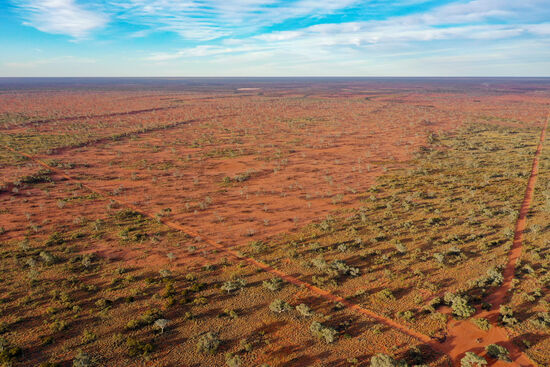 Blick nach Osten auf den Anne Beadell und nach Norden auf den Connie Sue (links). Rechts oben kann man eine Staubwolke erahnen. Sie stammt von den Leuten, mit welchen wir uns kurz darauf unterhalten haben. 
Wir sind auf diesen beiden Tracks (bei uns würde man Feldweg sagen) ab Yamarna schlappe 542 km unterwegs, sozusagen die Seniorenvariante, aber immerhin.
Der Connie Sue führt Richtung Süden durch die Nullarbor Plain bis nach Rawlinna. Wir biegen aber nach Norden ab und werden bei Warburton die Great Central nach Osten nehmen.