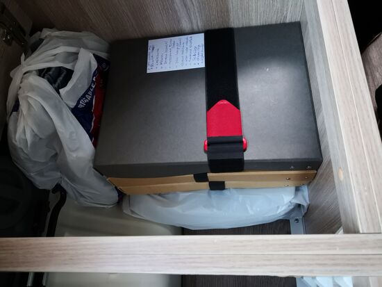 Die Technische Reserve-Ausrüstung kommt unter die Kleidung.