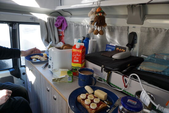 Schön langsam wird es eng! In der weißen Box sind nahe dem 12V- und dem 240V- Anschluss alle Kabel und entsprechende Multimedia-Geräte untergebracht. Wir überlegen, wie wir den Tisch vergrößern können. Wäre auch für unseren Rücken besser. Davon später mehr...