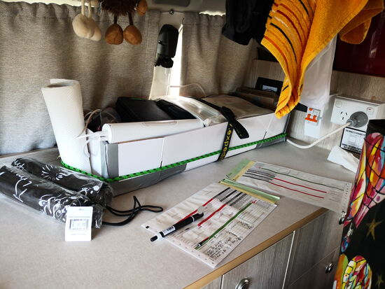 Im Hintergrund ist noch mal die Schachtel mit der Lade-Ausrüstung zu sehen.