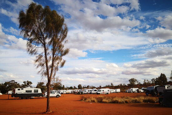 Es gibt nämlich jetzt nach den regulären Campsites auch noch eine riesige sandige Fläche, wo man sich für 30 Dollar irgendwo dazustellen kann.