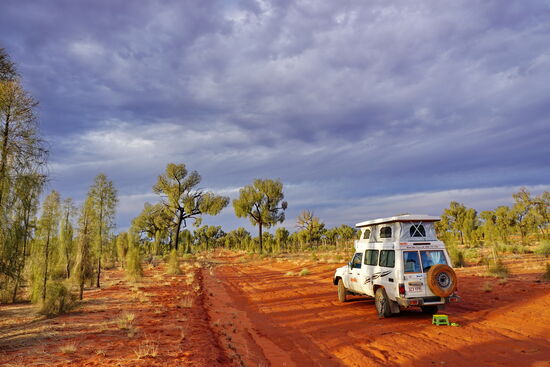 Am Abend kommt die Sonne noch einmal hervor und verstärkt die geheimnisvolle Stimmung.