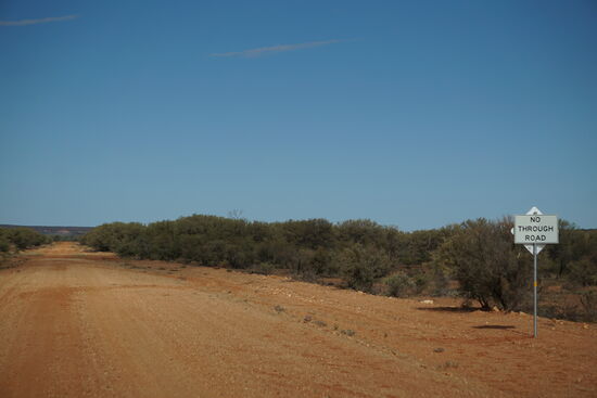 „No Through-Road“ 
(Sackgasse, da irgendwo weiter vorne eine Flussdurchfahrt unpassierbar ist)