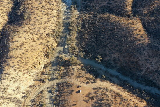 Der Wanderweg verläuft vom Parkplatz aus Richtung Süden (im Bild nach oben).