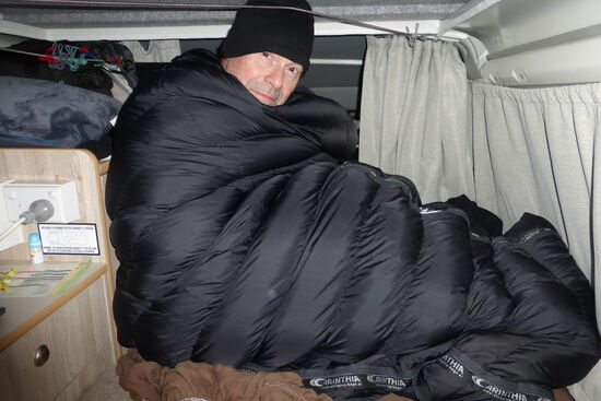 Robert macht Platz, damit das Schlafzimmer wieder zum Wohnzimmer umgebaut werden kann.