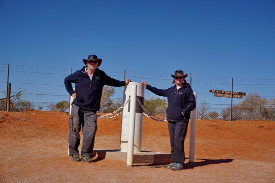 Am Camaron Corner gibt es noch einen Schnappschuss vom Pfosten des Dreiländerecks QLD/SA/NSW.