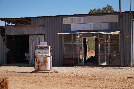 Das ist ja vielleicht eine kuriose Gegend. Im Ort davor gibt es diese Tankstelle.
