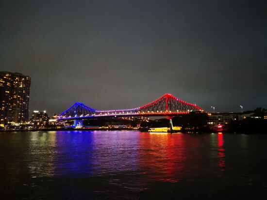 Dadurch, dass es bei der Rückfahrt mit dem Boot schon finster wurde, hatten wir die beleuchtete Innenstadt vor uns, war schon beeindruckend.