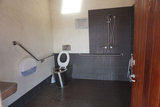 Es gibt sogar Warmwasser in den Duschen der Unisex Toilet &amp; Shower. Allerdings ist das Warmwasser auf exakt drei Minuten limitiert und schaltet dann auf Kaltwasser um. Also ist flottes Duschen angesagt.