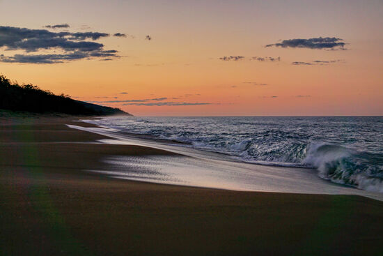 Es ist noch eine schöne Abendstimmung am Strand mit den sich brechenden Wellen, die eigentlich einen ziemlichen Lärm machen.