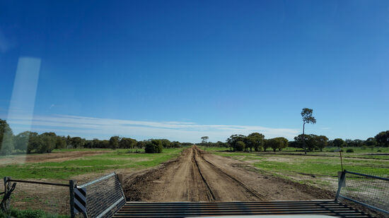 Zum Vergleich die Stelle, wo noch 2016 die Strecke unvermittelt zur Gravel-Matsch- Road wurde.