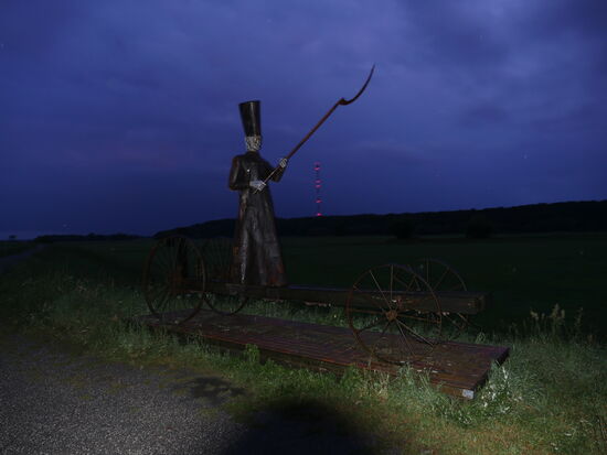 Um was es hier bei der Figur, nahe Lenzen an der Elbe geht, habe ich nicht herausgefunden - es war schon spät ich war durch nass vom Regen und bin dann weiter...