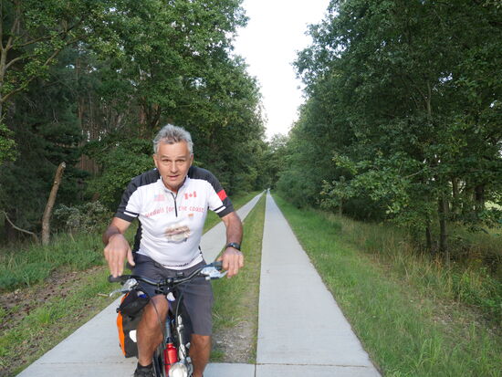 Plattenwege wie hier auf meiner Strecke nach Waldfrieden kurz hinter Havelberg, sind ab jetzt, ein ständiger Begleiter auf der Tour.