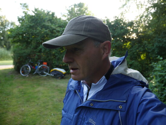 So, jetzt aber schnell wieder weg, bevor die Arbeiter kommen... Camp hinter einer Baustelle im Park.  Neustadt an der Dosse