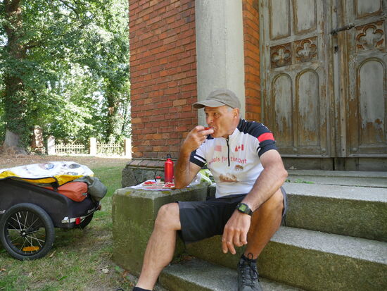 Dorfkirche in Walchow. Wer kennt das nicht. Ich jedenfalls habe immer einen Bärenhunger...