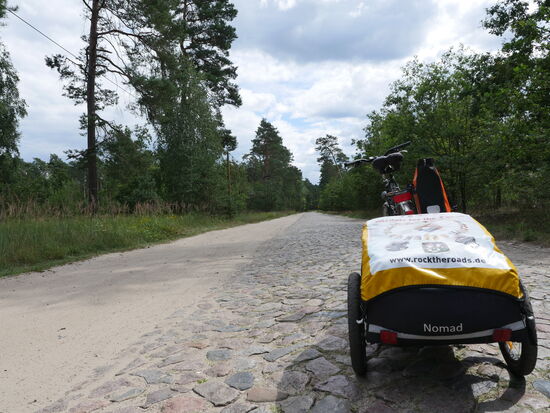 Mit dem Anhänger hintendran nur sehr schlecht zu befahren. Rüttelstrecke bei Vielitz im Landkreis Ostprignitz-Ruppin in Brandenburg.