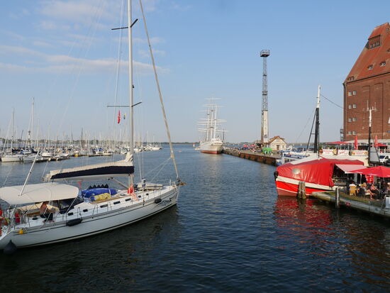 Fähr-Einfahrt in den Hafen von Strahlsund. Ganz hinten rechts zu sehen, die Gorch Fock,  Segelschulschiff der Deutschen Marine