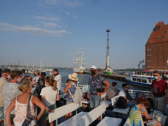 Fähr-Einfahrt in den Hafen von Strahlsund. Ganz hinten rechts zu sehen, die Gorch Fock,  Segelschulschiff der Deutschen Marine