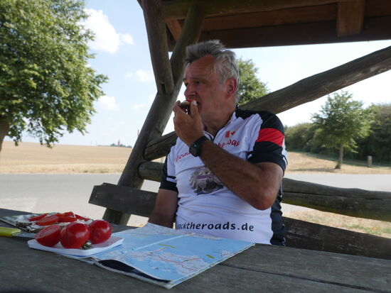 "Nachdem ich mich mit meinem Zug, den kleinen Hügel hinter dem Dorf hochgearbeitet habe, mache ich "oben" angekommen, eine Pause".