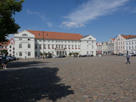 Klassizistischer Bau aus dem 19.Jahrhundert. Das Rathaus der Hansestadt Wismar