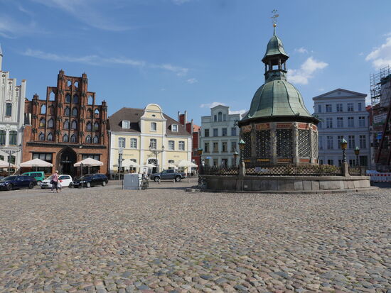 Die Wasserkunst ist das Wahrzeichen von Wismar. Dieses Kunstwerk ist zwischen 1579 - 1602 nach Plänen des Utrecher Baumeisters Philipp Brandin errichtet worden.