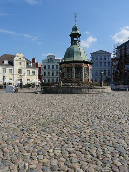 Die Wasserkunst ist das Wahrzeichen von Wismar. Dieses Kunstwerk ist zwischen 1579 - 1602 nach Plänen des Utrecher Baumeisters Philipp Brandin errichtet worden.