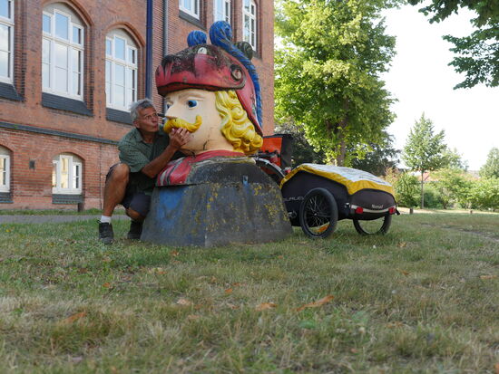 Figur am Gerhart-Hauptmann-Gymnasium