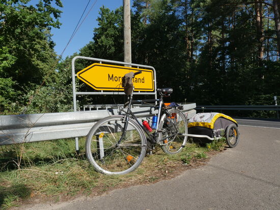 Hinter dem Lübbe See gehts durch den Busch, vorbei an Drei Häuser und Morgenland in Richtung Templin