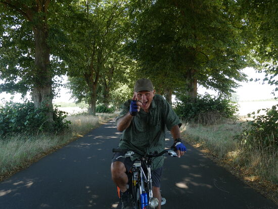 Die Alleen verschaffen immer mal eine wieder eine willkommende abkühlung. Wie hier, kurz vor Netzow